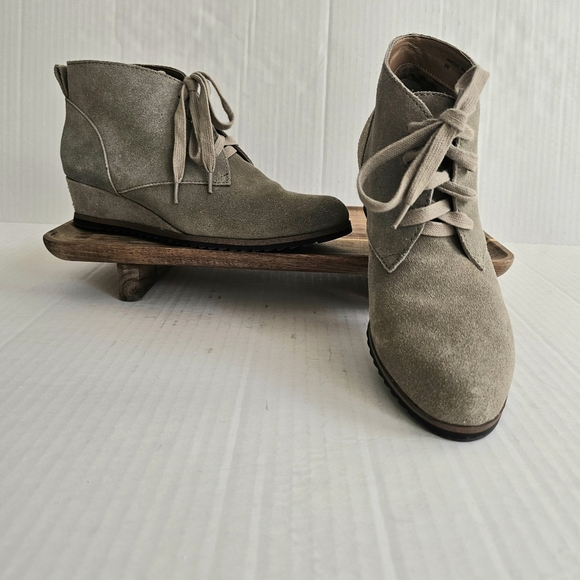 Susina Suede Wedge Ankle Bootie Size 8 Lace Up Taupe Leather - Picture 1 of 12